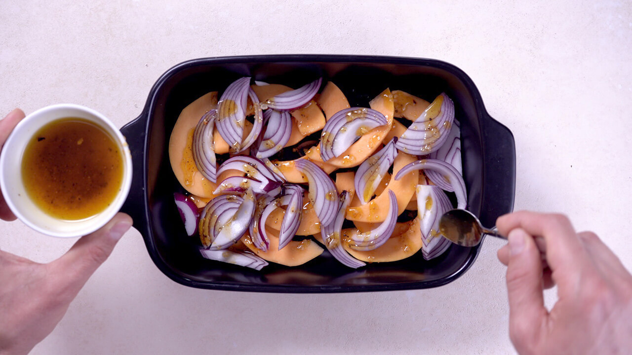 Рецепт: Теплый осенний салат с запеченной тыквой, киноа, Ассорти Прошутто и Бургундской колбасой