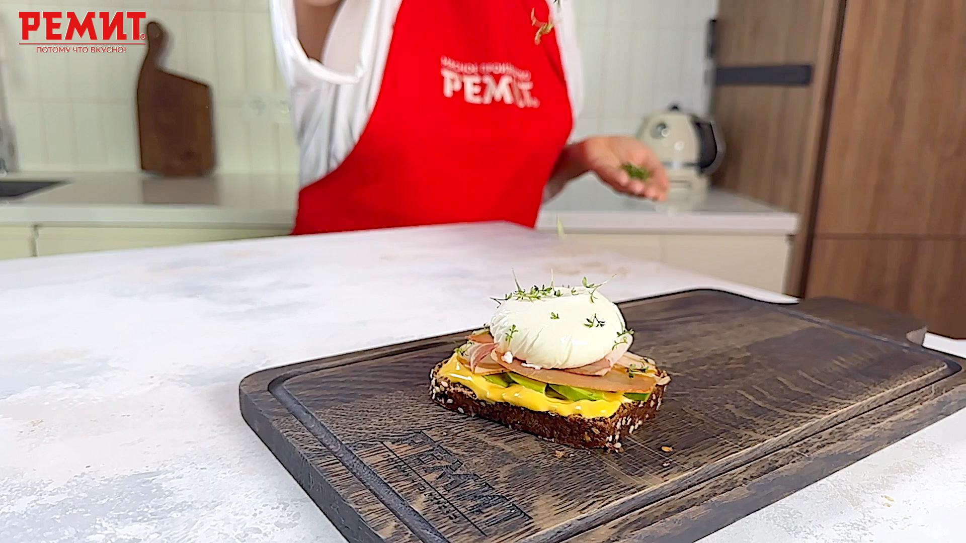 Бутерброд с хамоном, яйцом пашот и микрозеленью - рецепт от Ремит