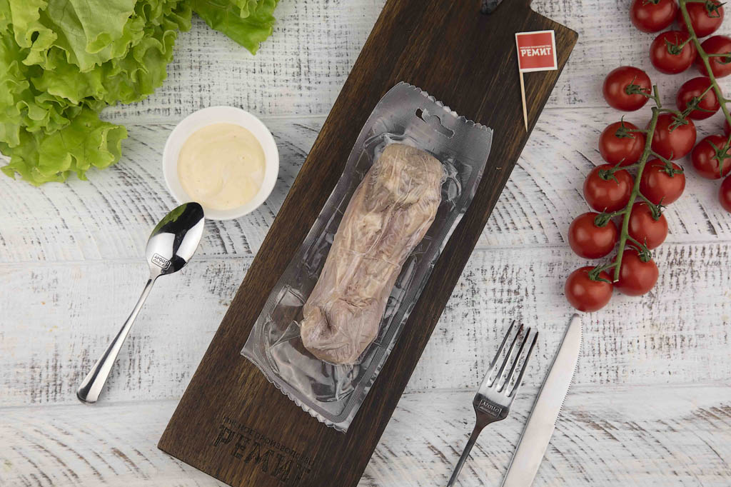 Язык отварной свиной