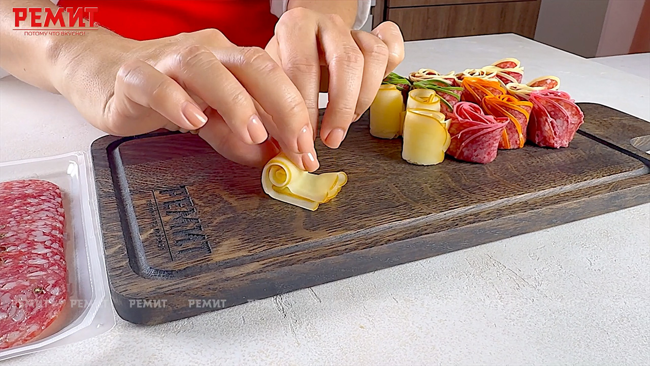Рецепт: Мясной букет из нарезки РЕМИТ
