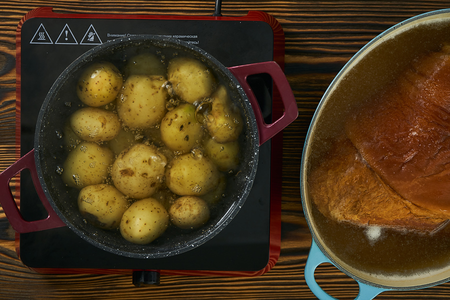 Рецепт: Пивная рулька запеченная с молодым картофелем
