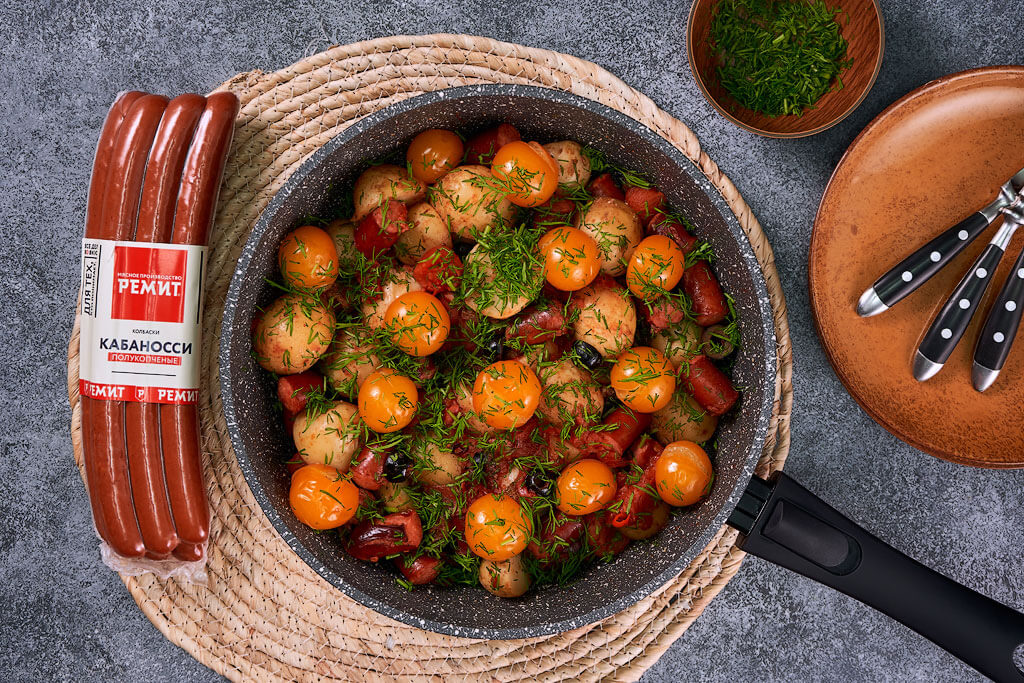 Картошка с испанским соусом и охотничьими колбасками - рецепт от Ремит