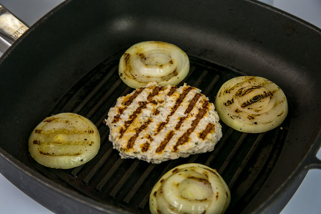 Бургер с фетой и жареным луком - рецепт от Ремит