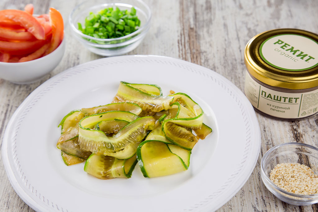Рецепт: Салат с паштетом и свежими овощами