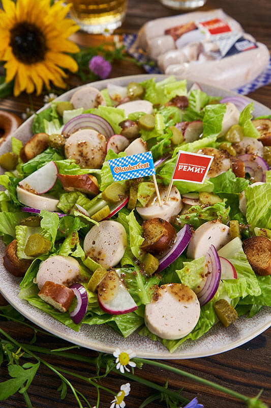 Салат из Мюнхенских колбасок с хрустящими кусочками кренделя