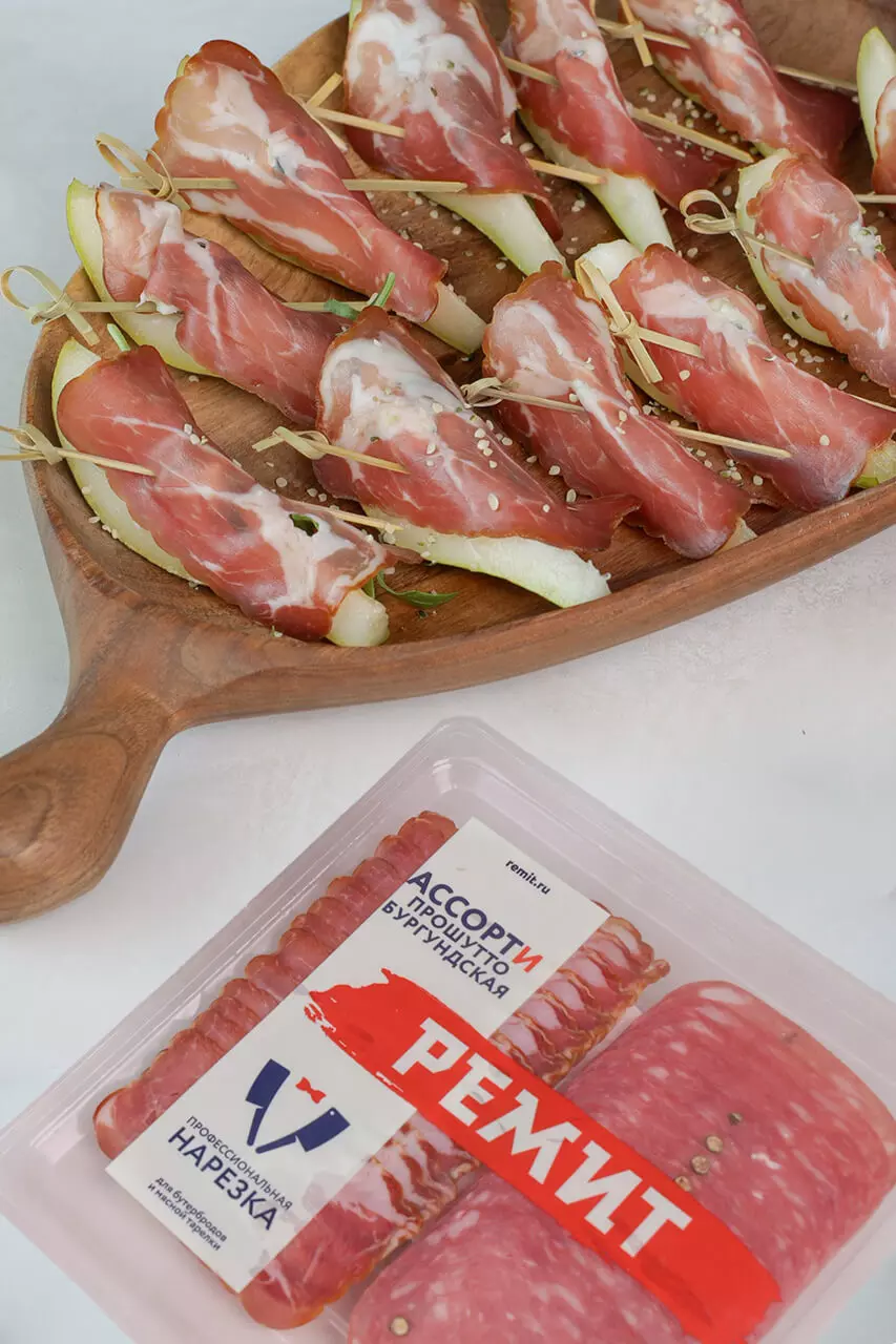 Закуска с грушей, Бургундской колбасой и прошутто