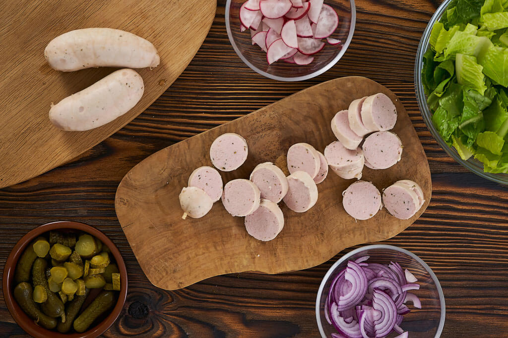 Рецепт: Салат из Мюнхенских колбасок с хрустящими кусочками кренделя