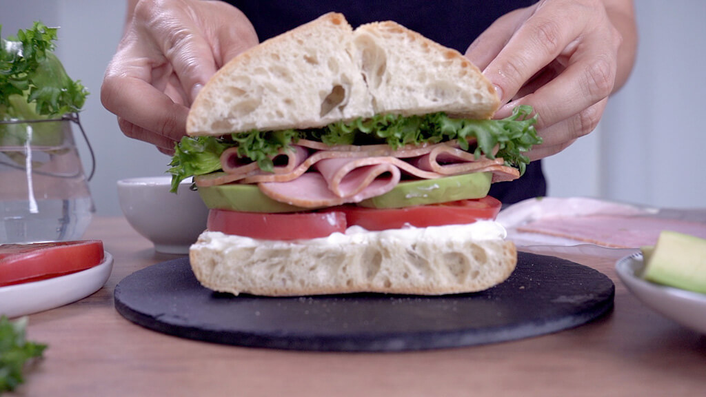 Быстрый бутерброд с Мортаделлой РЕМИТ с фисташками - рецепт от Ремит