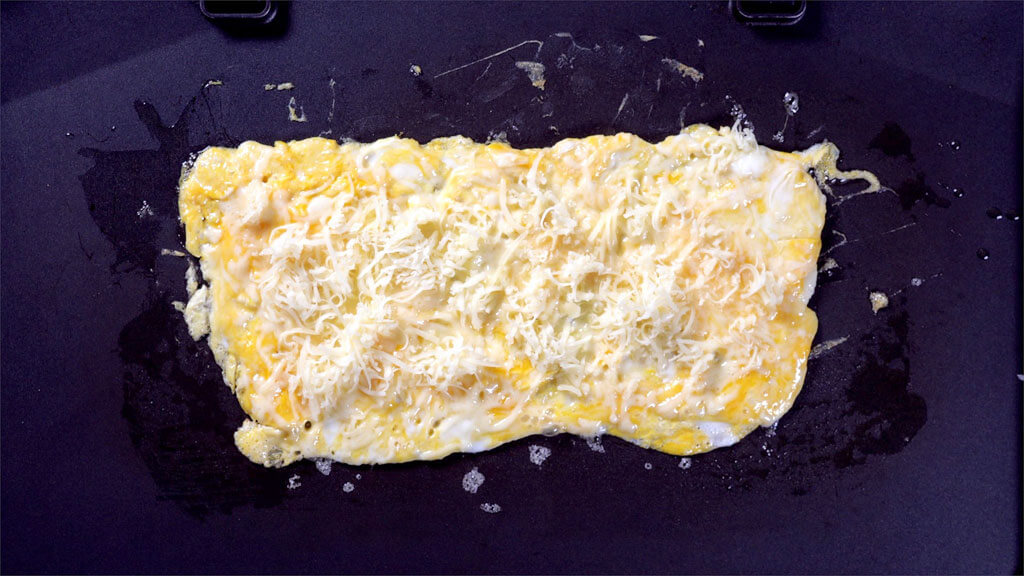 Рецепт: Завтрак за 7 минут! Горячий сэндвич с яйцом и беконом.