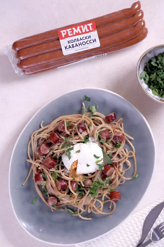 Сливочные спагетти с колбасками Кабаносси РЕМИТ и яйцом-пашот