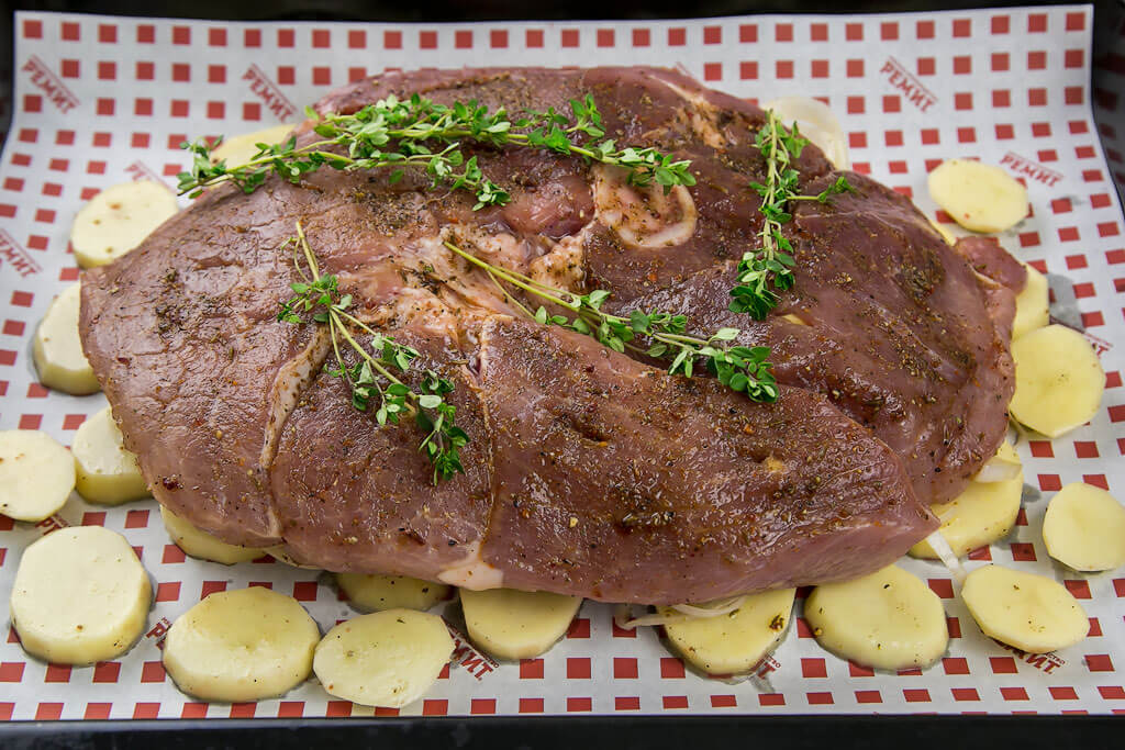 Свинина запеченная с картошкой в духовке - рецепт от Ремит