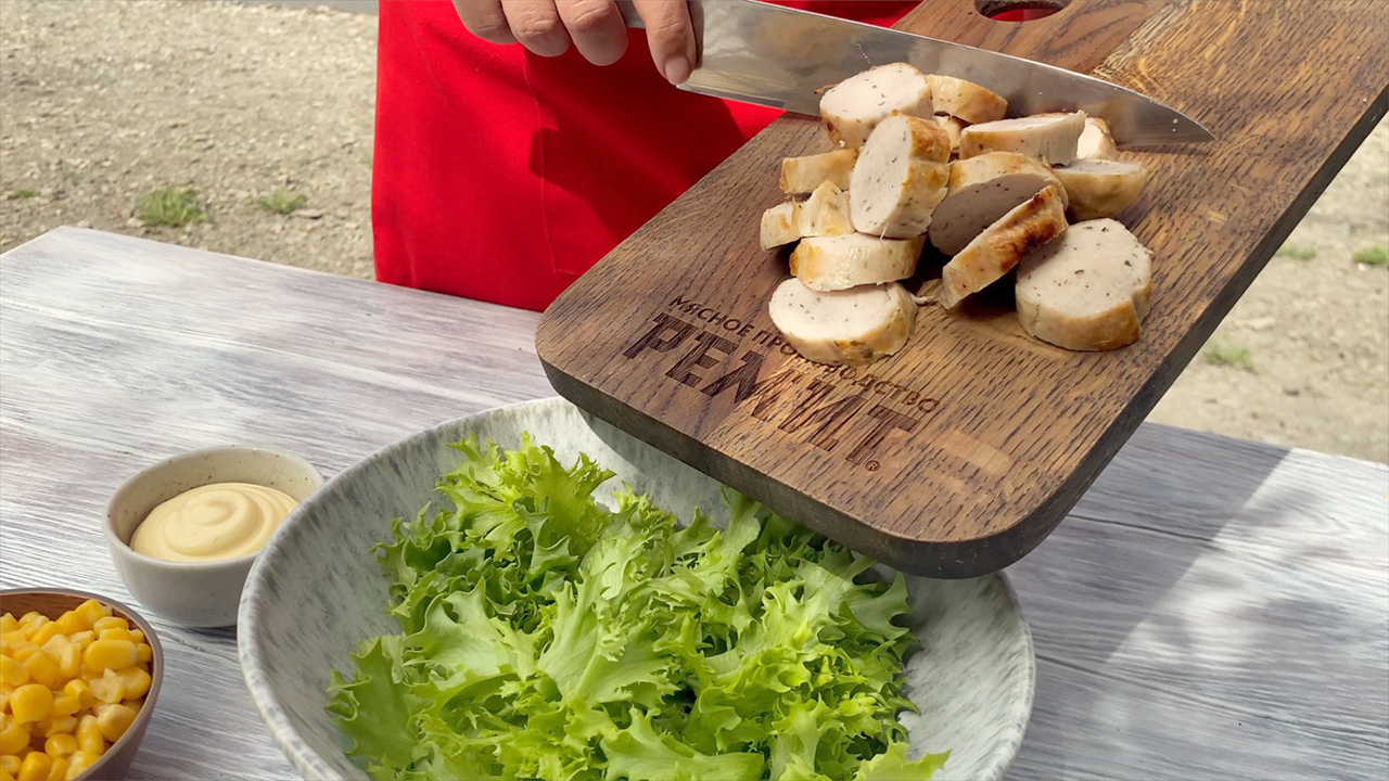 Гриль салат с мюнхенскими колбасками РЕМИТ - рецепт от Ремит