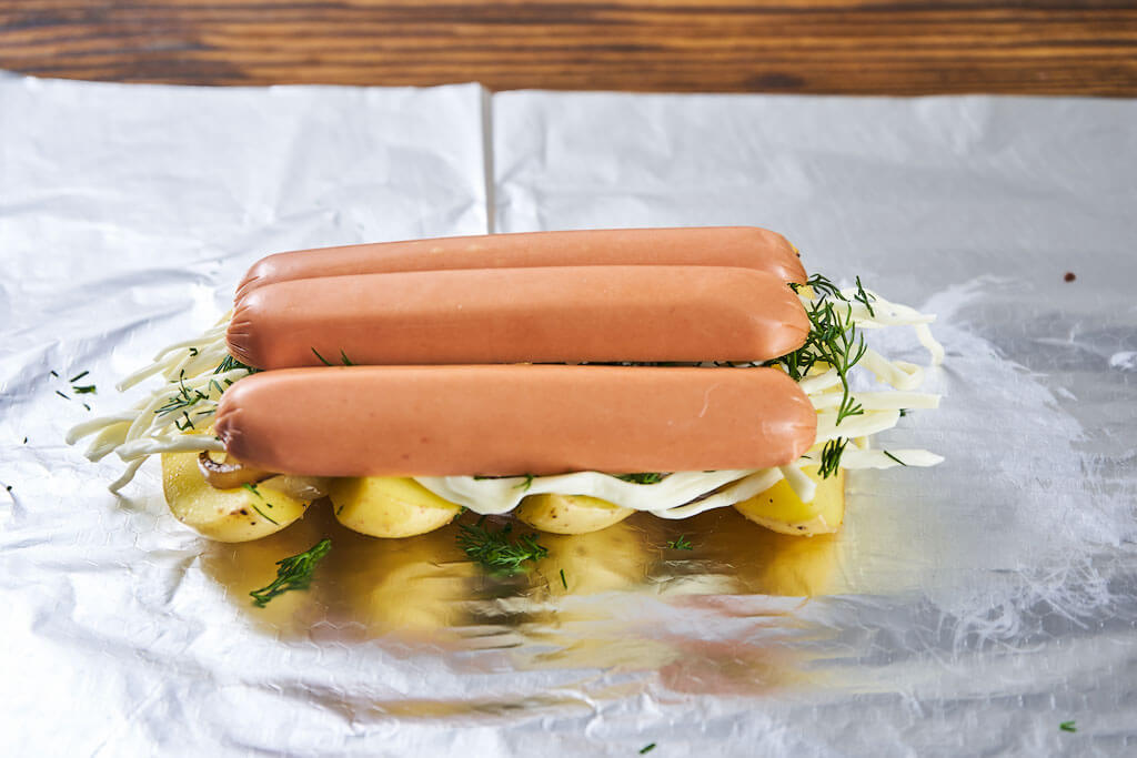 Сосиски для пикника с картофелем и сыром - рецепт от Ремит