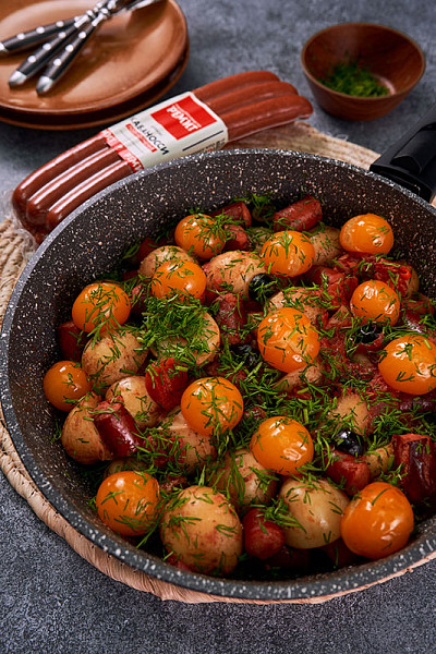 Запеченная картошка с сосисками, сыром и помидорами