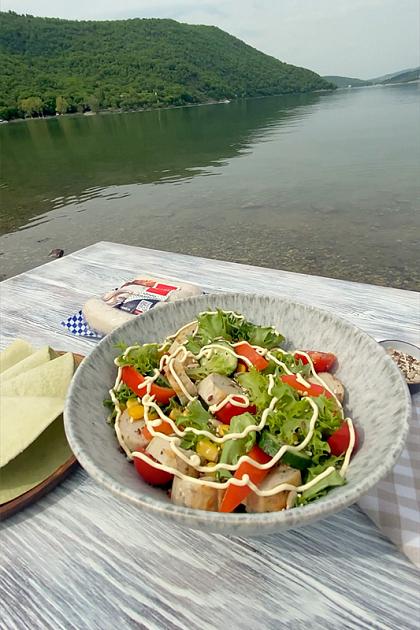 Гриль салат с мюнхенскими колбасками РЕМИТ