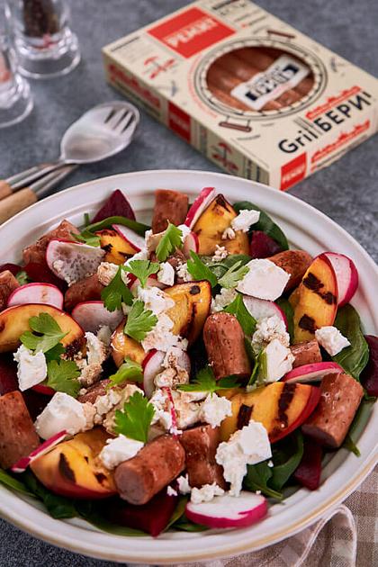 Салат с колбасками гриль, персиками и свеклой
